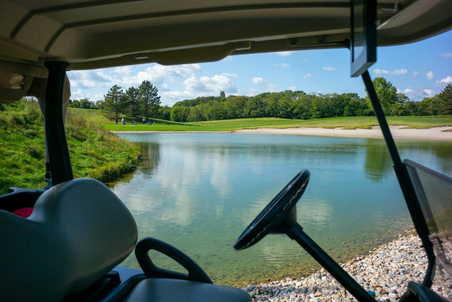 Golferinnen und Golfer bespielen vier bis fünf Golfplätze an den Flussufern und cruisen quer durch Europa.