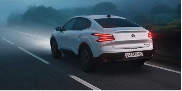 Die äusserst elegante Linie des neuen Citroën ë-C4 X 100 % Elektrisch endet in einem praktischen Kompakt-Stufenheck.