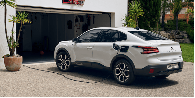 Dank seines rein elektrischen Antriebs hat der schicke Franzose auch Zugang zu emissionsarmen Verkehrszonen.