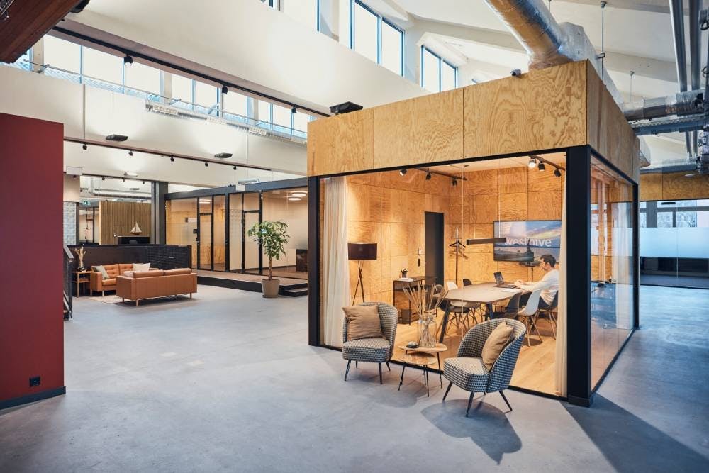 Un endroit inspirant pour travailler, peuplé d'entreprises et d'indépendants, dans un cadre splendide et moderne: Westhive s'installe à Genève.