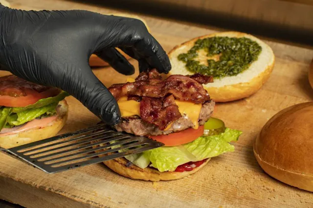 Les deux restaurants de Westhive à Genève proposent des mets savoureux.