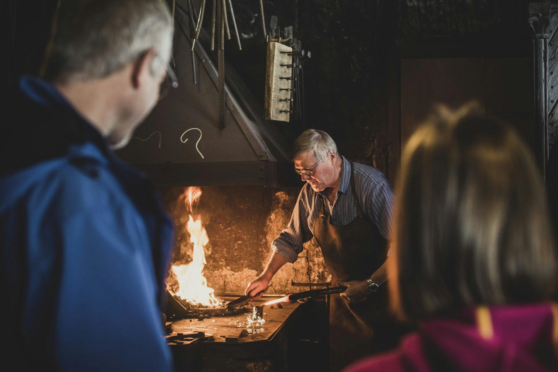 Der Ballenberg-Schmied zeigt sein Können.