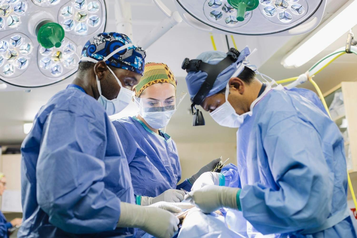 An Bord des Spitalschiffs führen Chirurg*innen lebensverändernde Operationen durch.