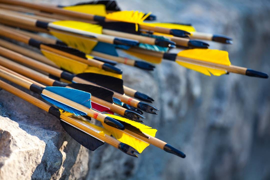 Mit jedem Pfeil kann man ins Schwarze treffen. Das ist im Sport ähnlich wie bei der Geldanlage.