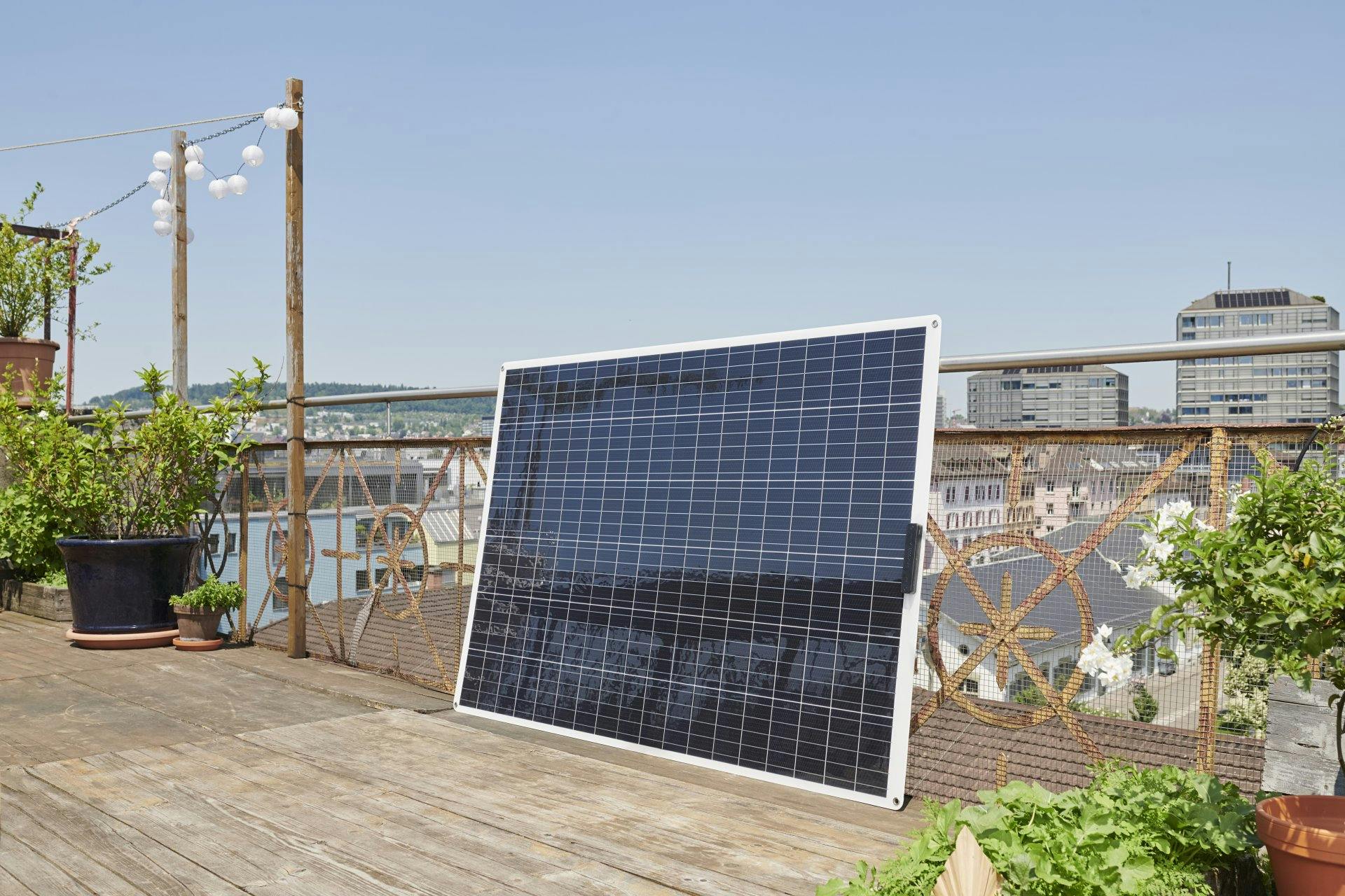 Die günstigen Solaranlagen von Solar-Balkon generieren aus Sonnenstrahlen etwa 600 Kilowattstunden jährlich.