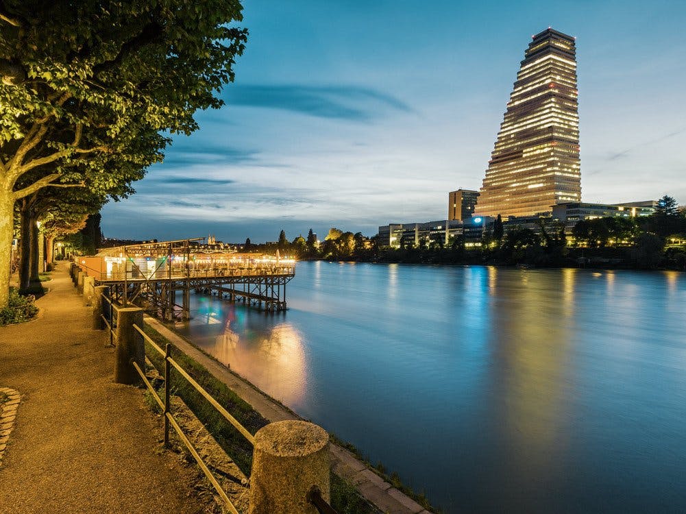 Bâle by night avec Tour Roche en arrière-plan.