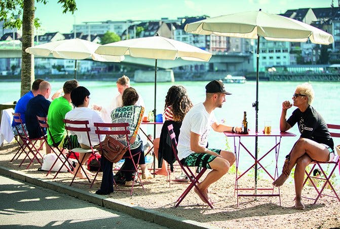 Il y a plusieurs buvettes tout le long du bord du Rhin.