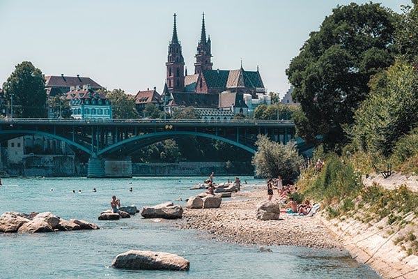 Petite plage avec vue sur la cathédrale.