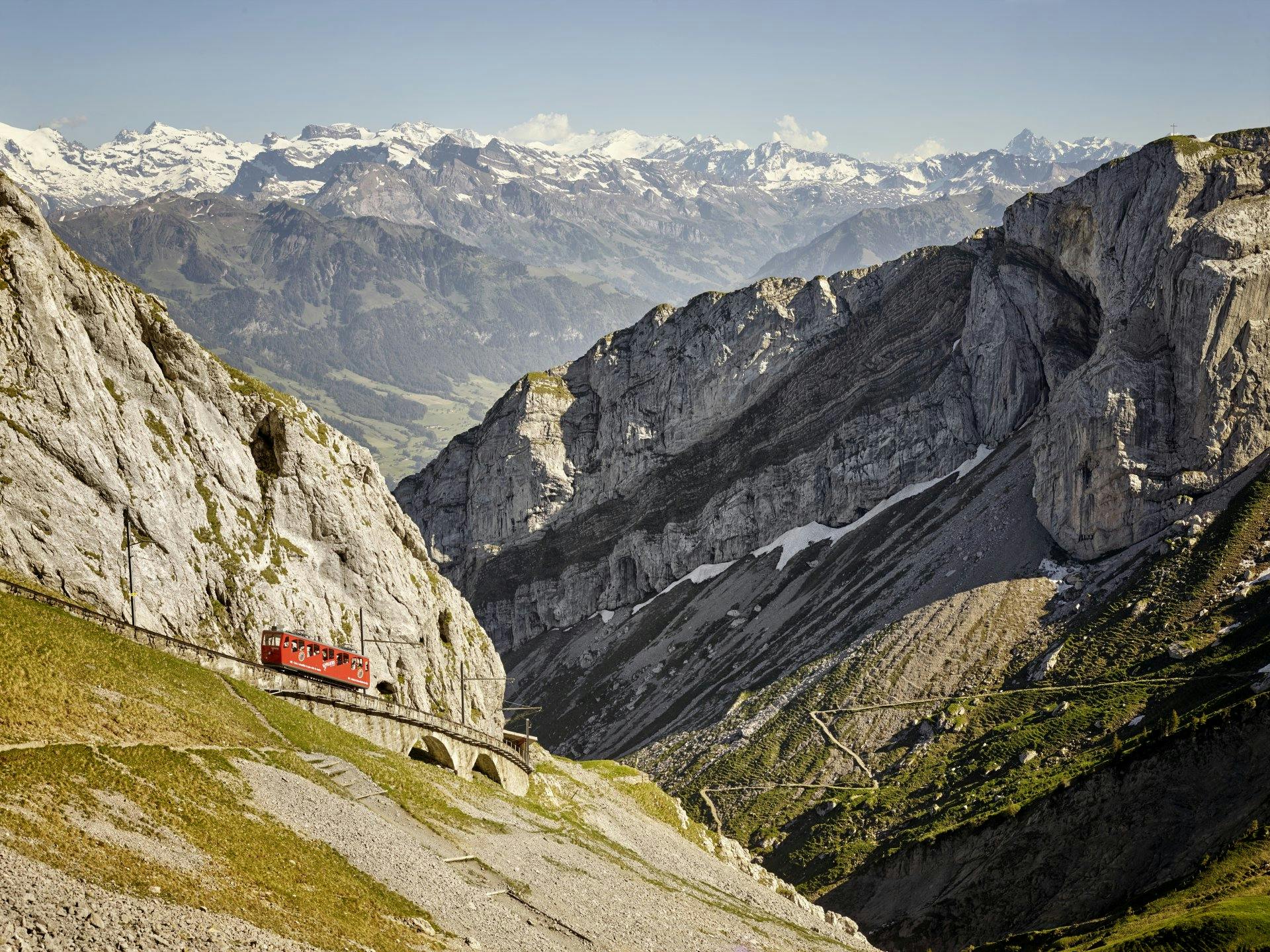 Mit der Zahnradbahn gemütlich auf den Luzerner Hausberg Pilatus.