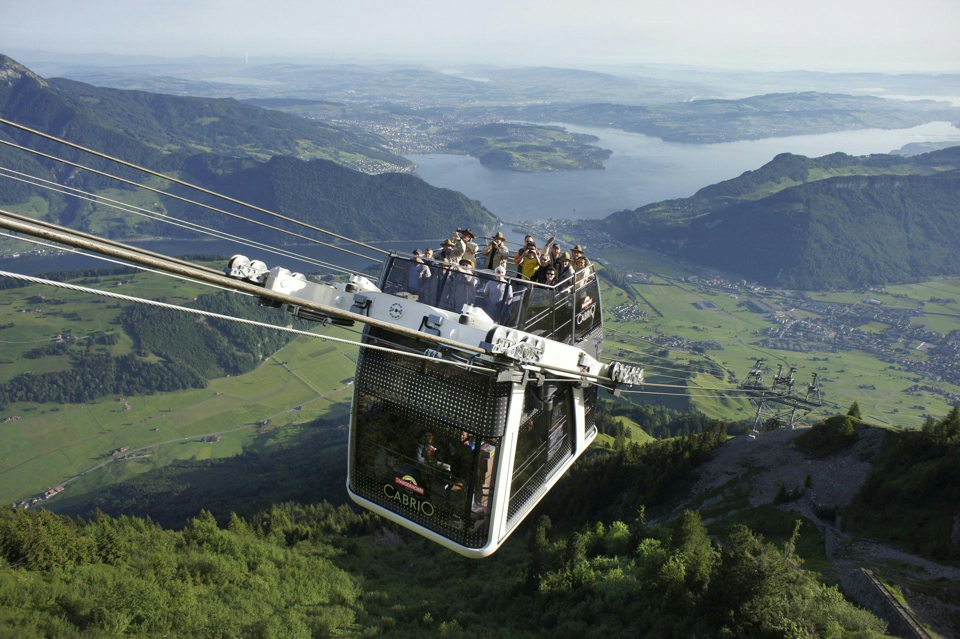 Auf der CabriO Stanserhorn-Bahn geniesst man die Bergfahrt mit Wind in den Haaren.