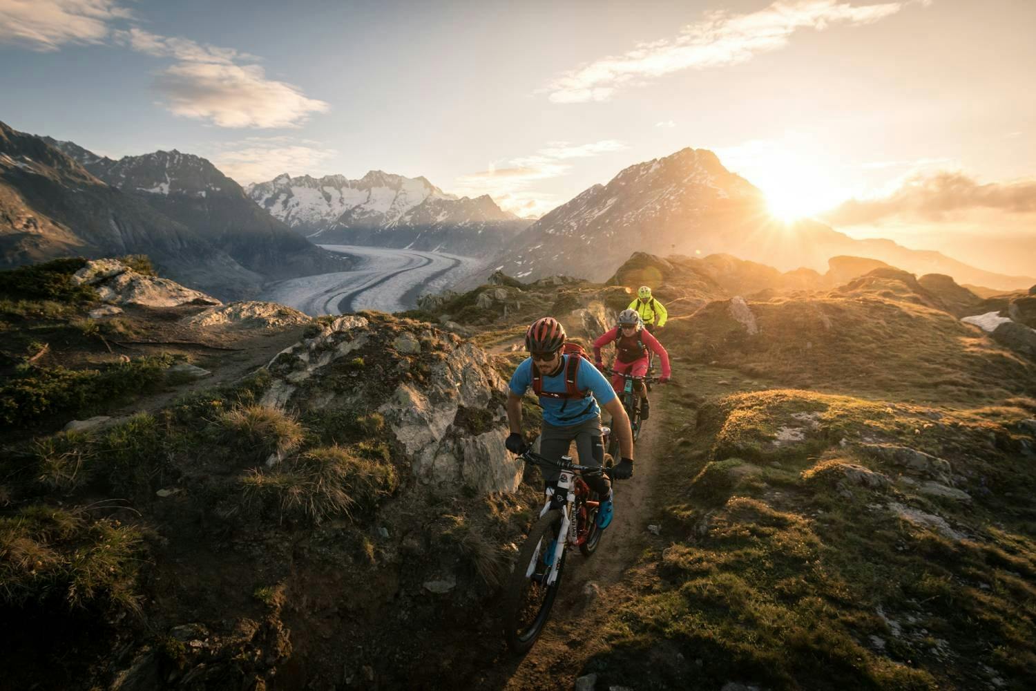 Goldiger Herbst: Das Naturspektakel der Alpen lässt sich perfekt auf einer Biketour bestaunen.