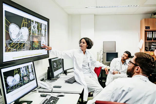 Ein Medizinstudium dauert lange. Ärzte zahlen daher oft später als andere Berufsgruppen in die Vorsorgesäulen ein.