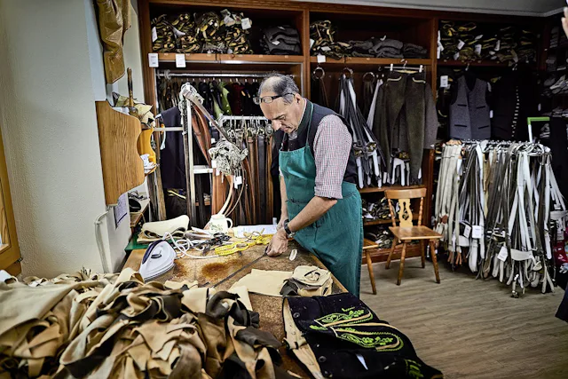 Selbstständige wie dieser Schneider tragen allein die ganze Verantwortung für ihre eigene Alters- und Risikovorsorge.