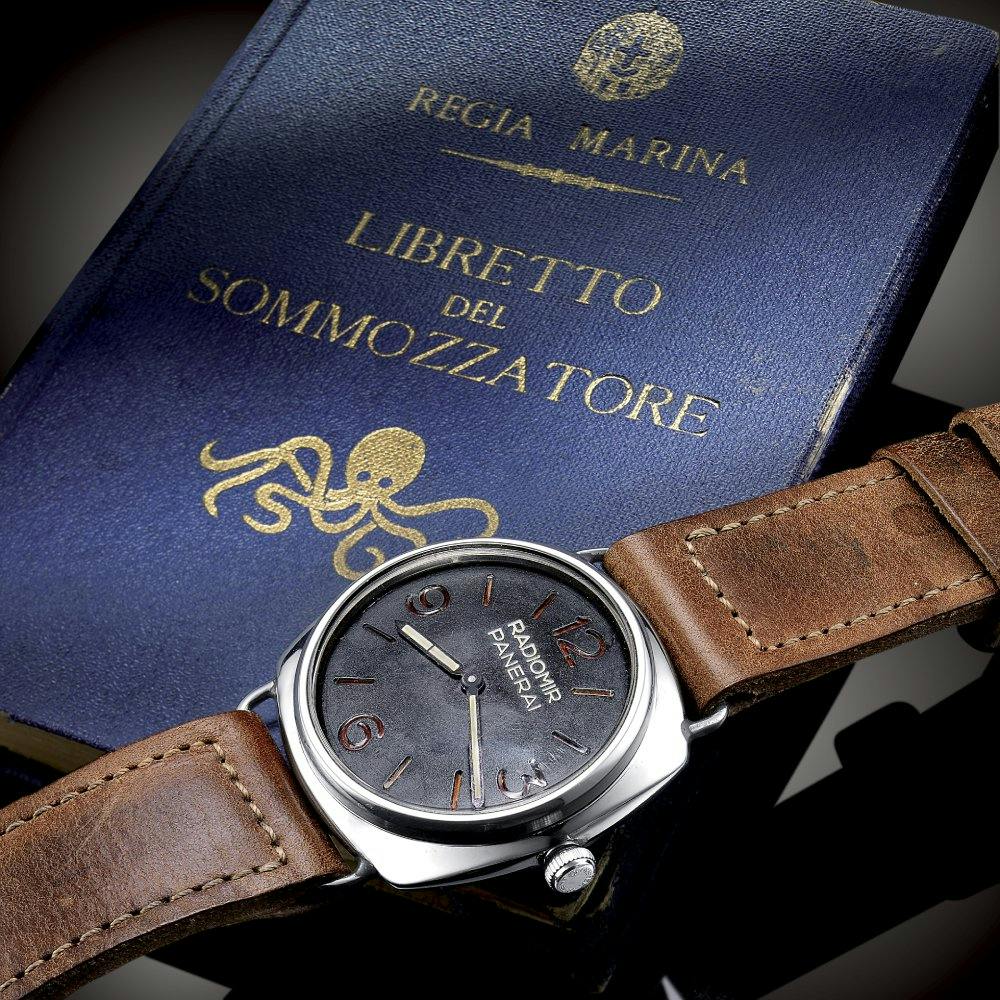 1935: présentation du prototype de la Radiomir en tant que montre militaire sous-marine. Robuste, étanche, elle est dotée de chiffres remplis d’une ma...