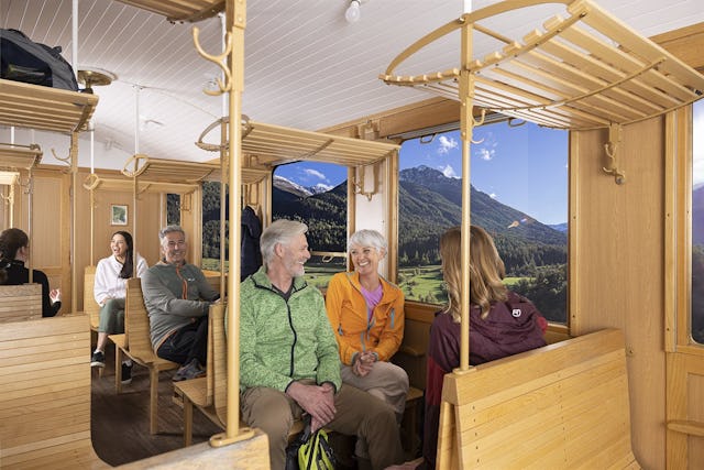 Während 4, 5 oder 8 Tagen reisen Sie an Ihrem Wunschdatum ab Chur, St. Moritz oder Davos von Hotel zu Hotel in der Kategorie Ihrer Wahl. Das Arrangement beinhaltet eine Fahrt im Bernina Express von Chur nach St. Moritz, eine Fahrt im Nostalgiezug von Davos nach Filisur und den Gepäcktransport. Ab CHF 735.–