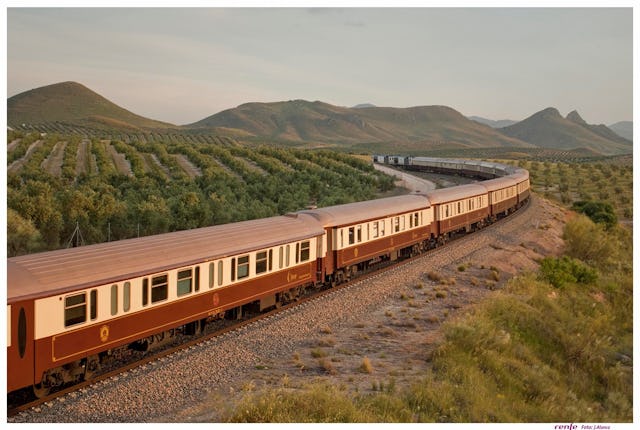 Auf dieser siebentägigen geführten Reise im Luxuszug «Al Andalus» reisen Sie in Zweier-Abteilen mit privatem Bad und Dusche zu den Höhepunkten Andalusiens. In den Restaurantwagen werden Ihnen spanische Spezialitäten serviert, im Salonwagen geniessen Sie die Aussicht. Reisedaten u.a. ab 5., 12., 19. oder 26.11.23, ab CHF 5170.-