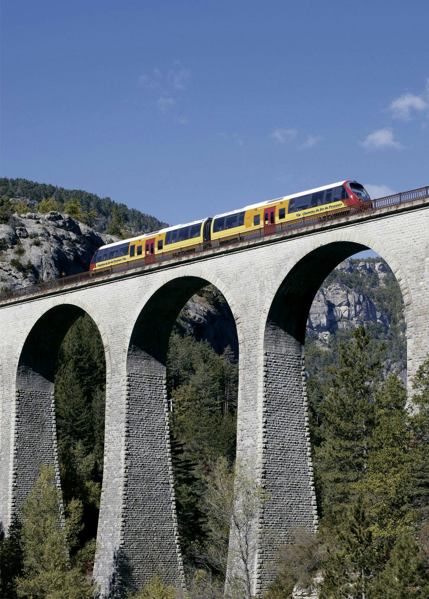 Während dieser viertägigen Reise sind Sie auf berühmten Gebirgsstrecken Europas unterwegs. Die Tenda-Linie bringt Sie an die Riviera von Nizza, mit der «Pinienzapfen-Schmalspurbahn» reisen Sie durch die Alpes Maritimes weiter in die Provence, und mit der SNCF gelangen Sie über die «Croix-­Haute-Ligne» nach Grenoble. Ab Frühling 2024, ab CHF 965.-