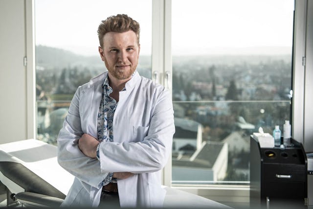 Felix Bertram in seiner Praxis.