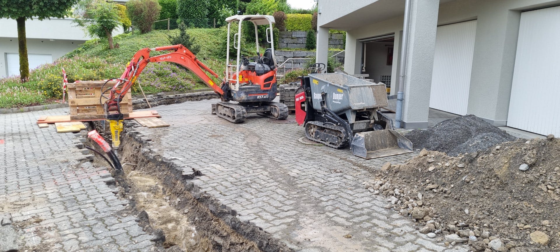 Um die Erdsonden miteinander verbinden zu können, wurde ein Graben ausgehoben.