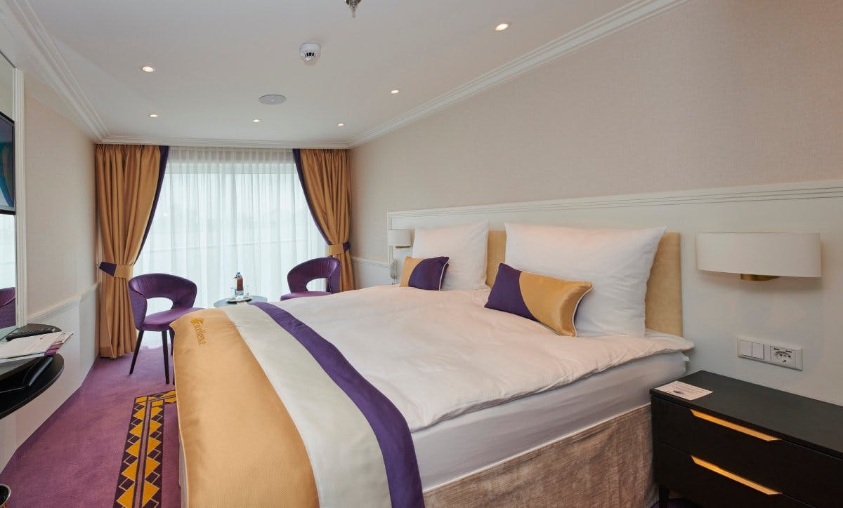 ... verwöhnt sie in luxuriösen Kabinen ...