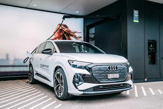 Audi Q4 e-tron vor dem neuen «charging-hub» bei der Messe Zürich.