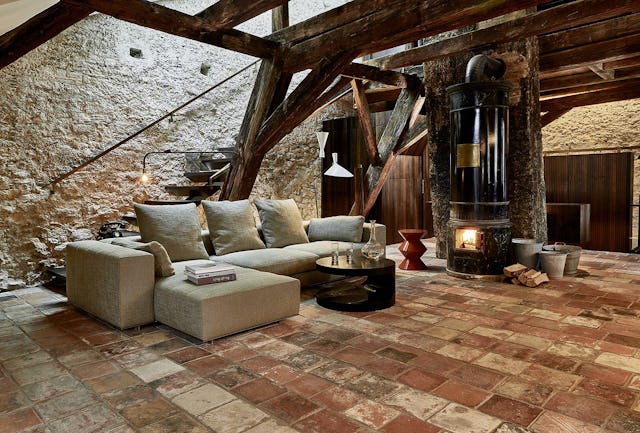 Moderne Einrichtung in mittelalterlichem Rahmen: Das Dachgeschoss des Hauses Du Bourg in Biel gleicht eher einem Gesamtkunstwerk als einer Ferienwohnung.