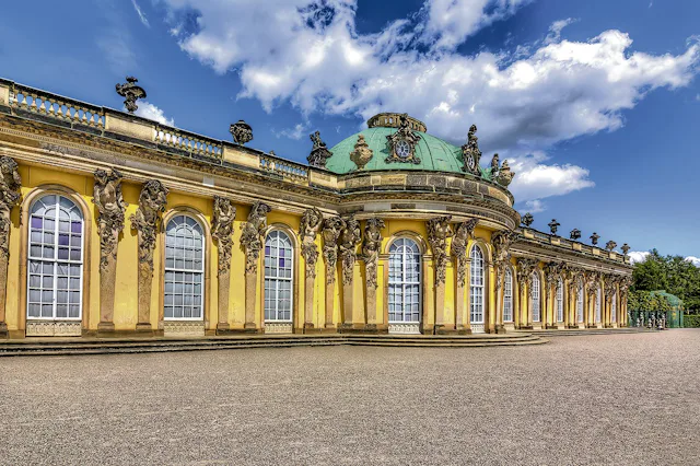 Schloss Sanssouci, auch preussisches Versailles genannt, ist das Wahrzeichen von Potsdam.