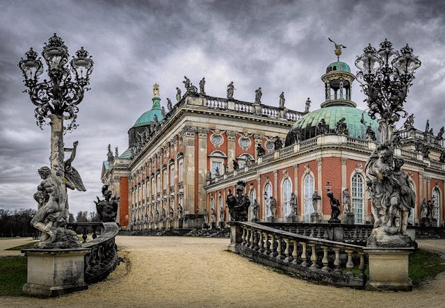 Das Neue Palais im Park Sanssouci 
beherbergt einige der schönsten Prunkräume Europas. Die beeindruckende Schlossanlage ist UNESCO Welterbe.