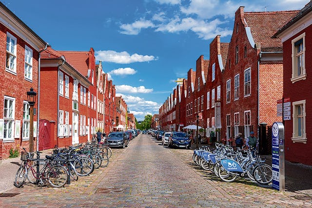 Im Holländischen Viertel warten gemütliche Cafés und Restaurants.
