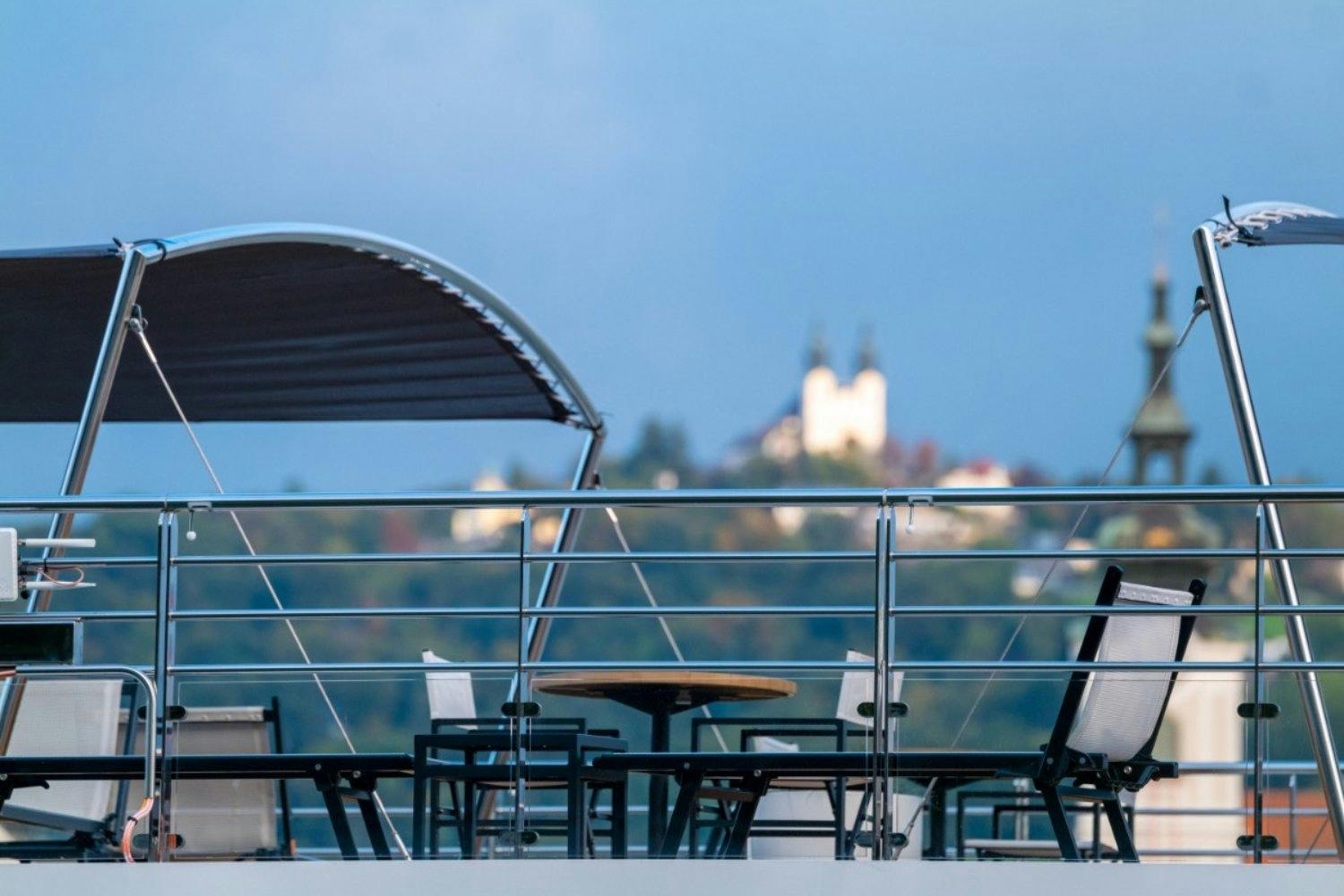 Exzellenz bei Excellence: Die Einfahrt in eine neue Stadt lässt sich am besten auf dem Sonnendeck bestaunen.