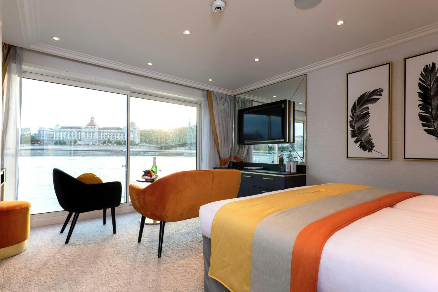 Eine Junior-Suite: Die kleinen Schweizer Grandhotels ankern am Hafen, nicht weit von den City-Hotspots.