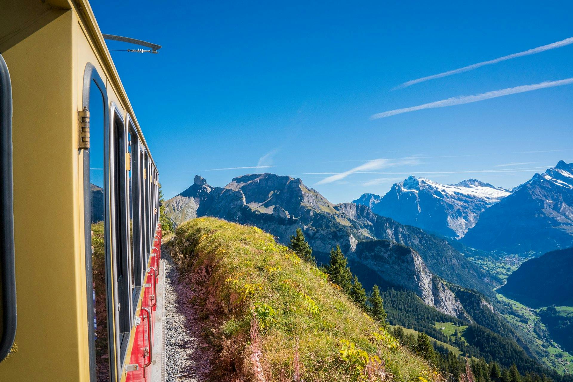 Unterwegs mit der nostalgischen Bahn von Wilderswil auf die Schynige Platte – das atemberaubende Panorama ist dein steter Begleiter.