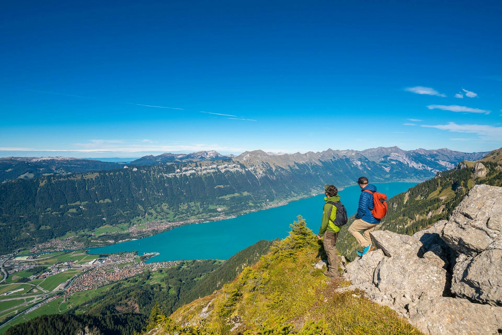Aussicht über den Brienzersee auf den Hardergrat bis zum Brienzer Rothorn.