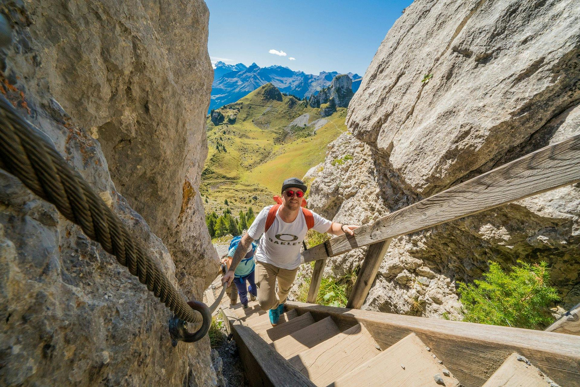 Der steile Aufstieg über die Holztreppe auf das Oberberghorn lohnt sich.