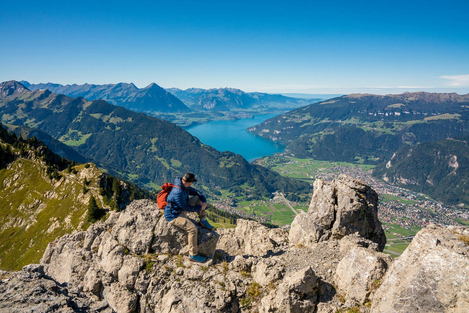 Blick in die Tiefe und auf die Bergketten des Oberlandes.