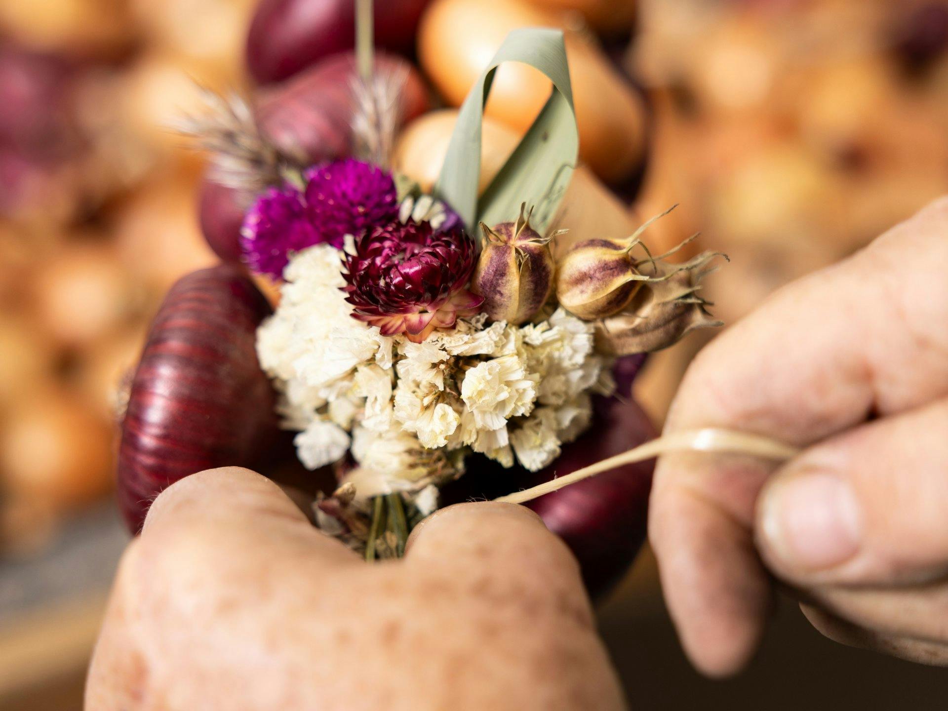 Eine Schweizer Tradition: das Zwiebelrüsten.