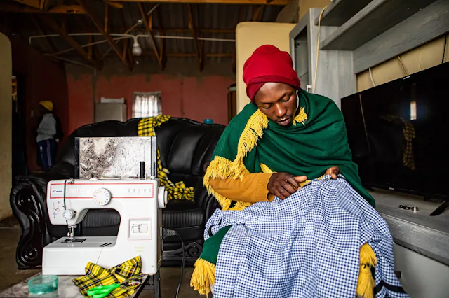 Zandile est devenu tailleur, grâce au programme YEET de SOS Villages d'Enfants.