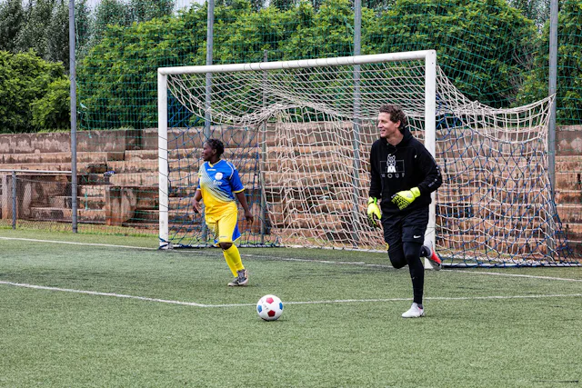Le match de foot aura été serré et, malgré sa stature de pro, Marco Wölfli n'a pas su arrêter tous les ballons qui sont arrivés devant son but.
