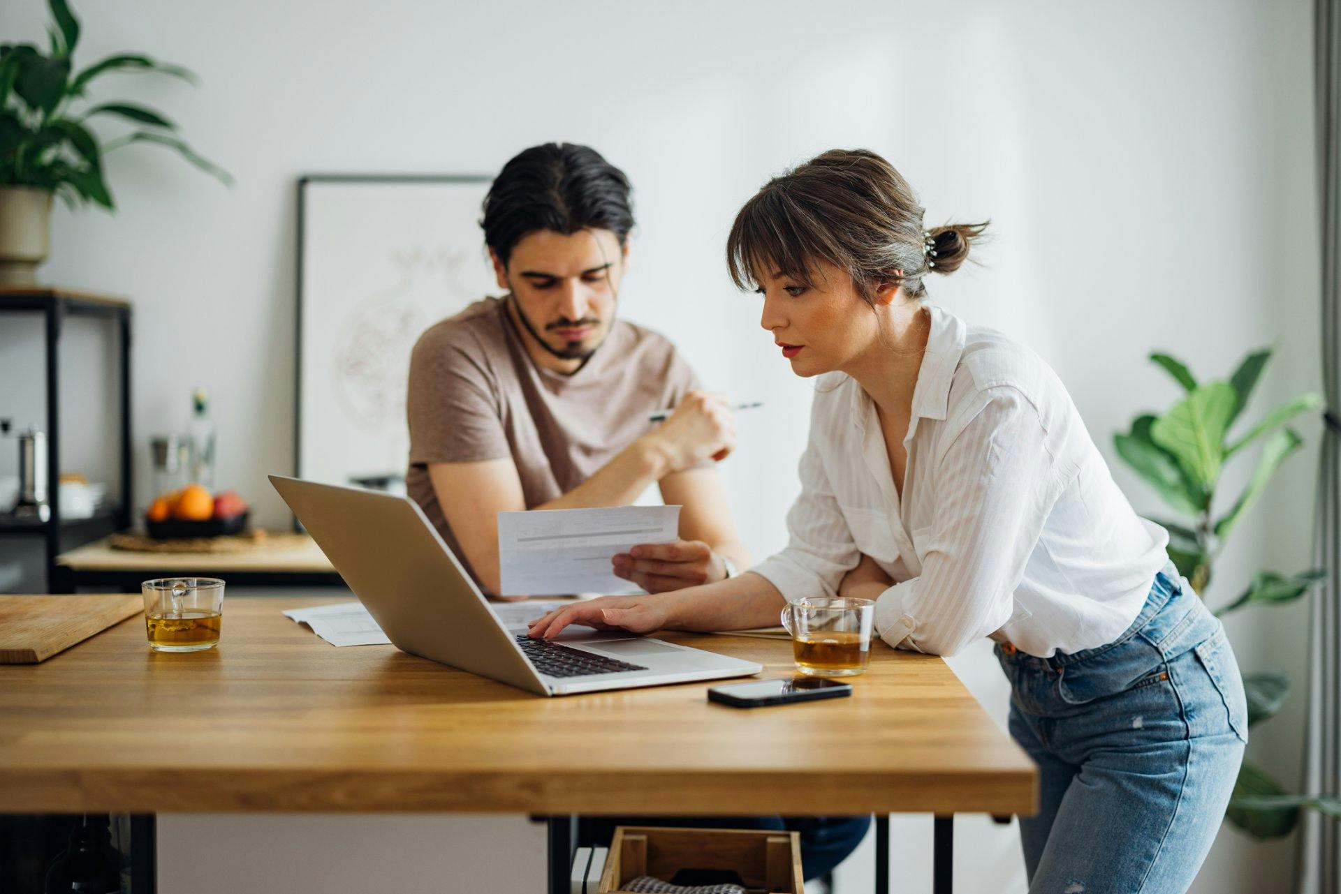Sind Frauen gegenüber Männern bezüglich Finanzen wirklich benachteiligt? Eine neue Studie deckt auf.