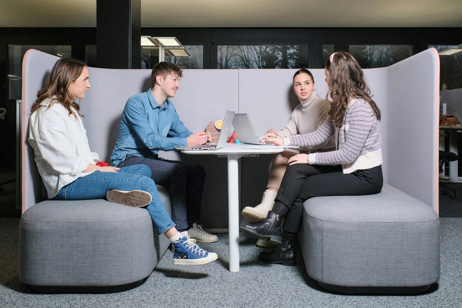 Das Wohlbefinden und die psychische Belastung der Nachwuchskräfte bei Helvetia wird regelmässig überprüft.