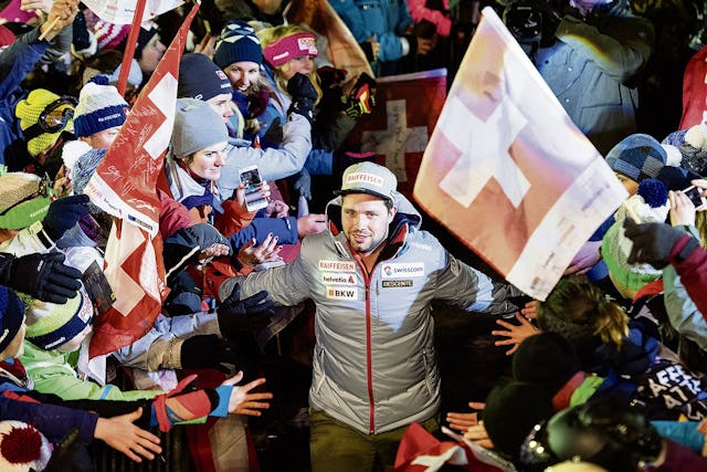 Ein Bad in der Menge: Beat Feuz wird 2019 in Wengen bei der Siegerehrung von seinen vielen Fans gefeiert.