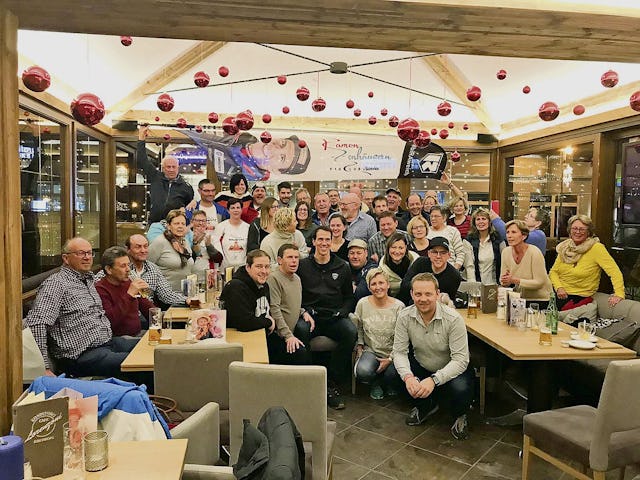 Mehrere Dutzend Mitglieder des Fanclubs nehmen auch Auslandsreisen auf sich, um Ramon Zenhäusern anzufeuern – und nach dem Rennen zu treffen, wie hier in Kitzbühel.
