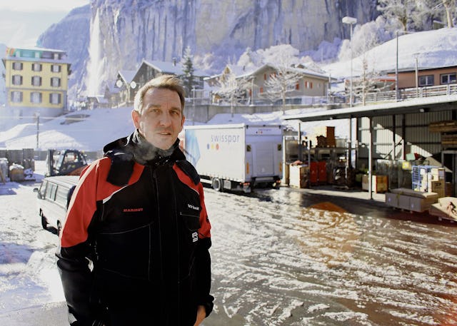 Reto Oswald bezeichnet die Lauberhornrennen als «grösste logistische Herausforderung» des Jahres.» 
Das gesamte Material wird per Zug ins autofreie Wengen geliefert. Der kleine Umschlagplatz beim Bahnhof ist dann jeweils fast täglich bis an seine Grenzen gefüllt.