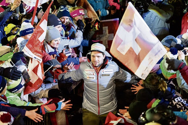 Ein Bad in der Menge: Beat Feuz wird 2019 in Wengen bei der Siegerehrung von seinen vielen Fans gefeiert.