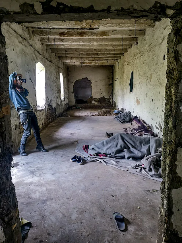 Es kommt vor, dass Petrus an einen Schauplatz einer Reportage zurückkehrt und feststellen muss, dass die Leute, mit denen er dort geredet hat, inzwischen tot sind.