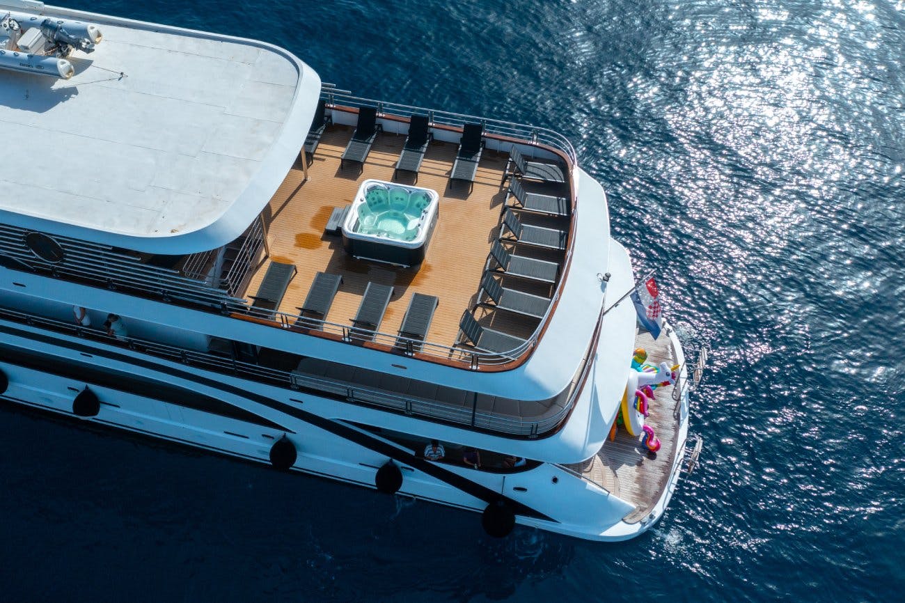 An Bord der Excellence-Schiffe ...