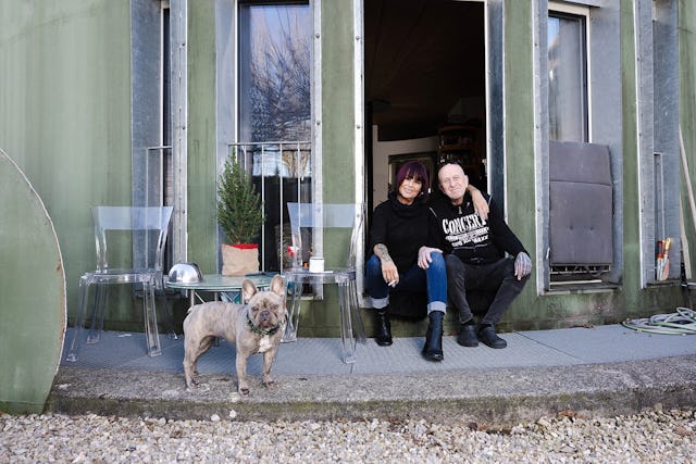 Wohnen im Hefesilo: das Ehepaar Eva und Michael «Mike» Krüll mit Hündin Uma.