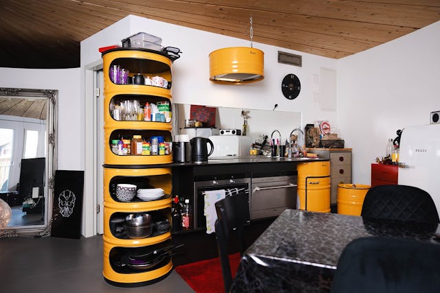 Stahlfässer als Küchenmöbel. Wäre es nach Eva Krüll gegangen, hätten sie eine andere Farbe. Doch mittlerweile mag sie den 1970er-Jahre-Chic des Anstrichs.