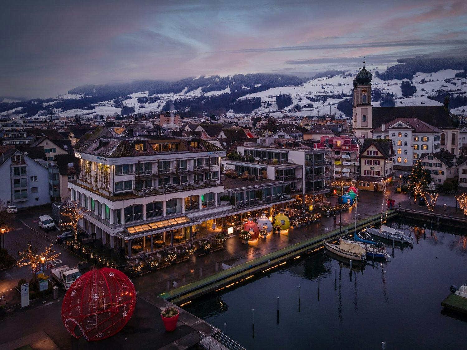 Machen Sie mit bei der Verlosung und gewinnen Sie zweimal zwei Freikarten für den DinnerKrimi am 5. April 2024 in der Marina in Lachen!