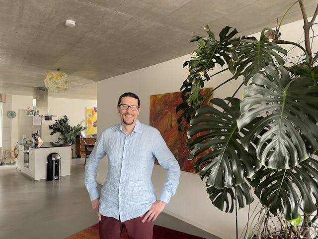 Andreas Geiger in seiner Clusterwohnung.